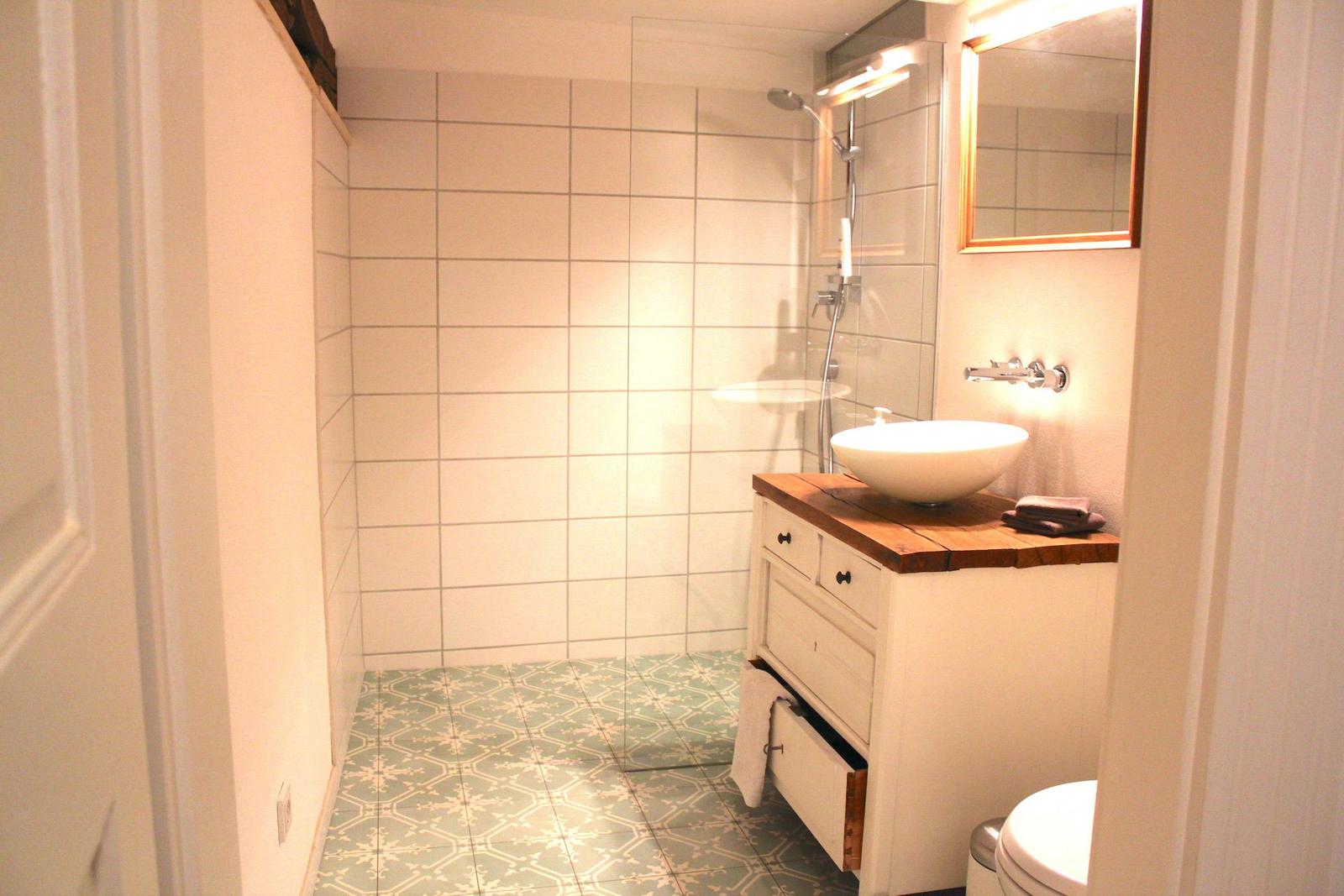 Komfortables Bad mit edlen Fliesen