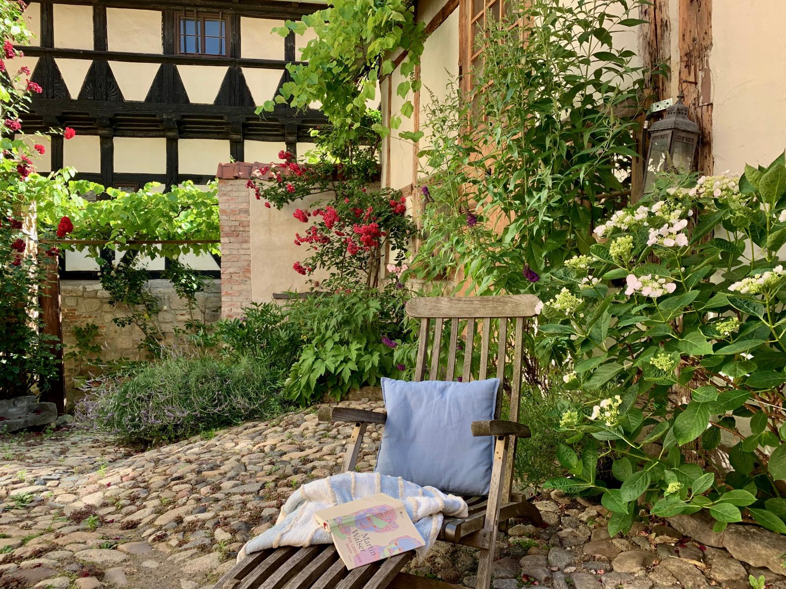 Gemütliche Auszeit im kühlen Hof