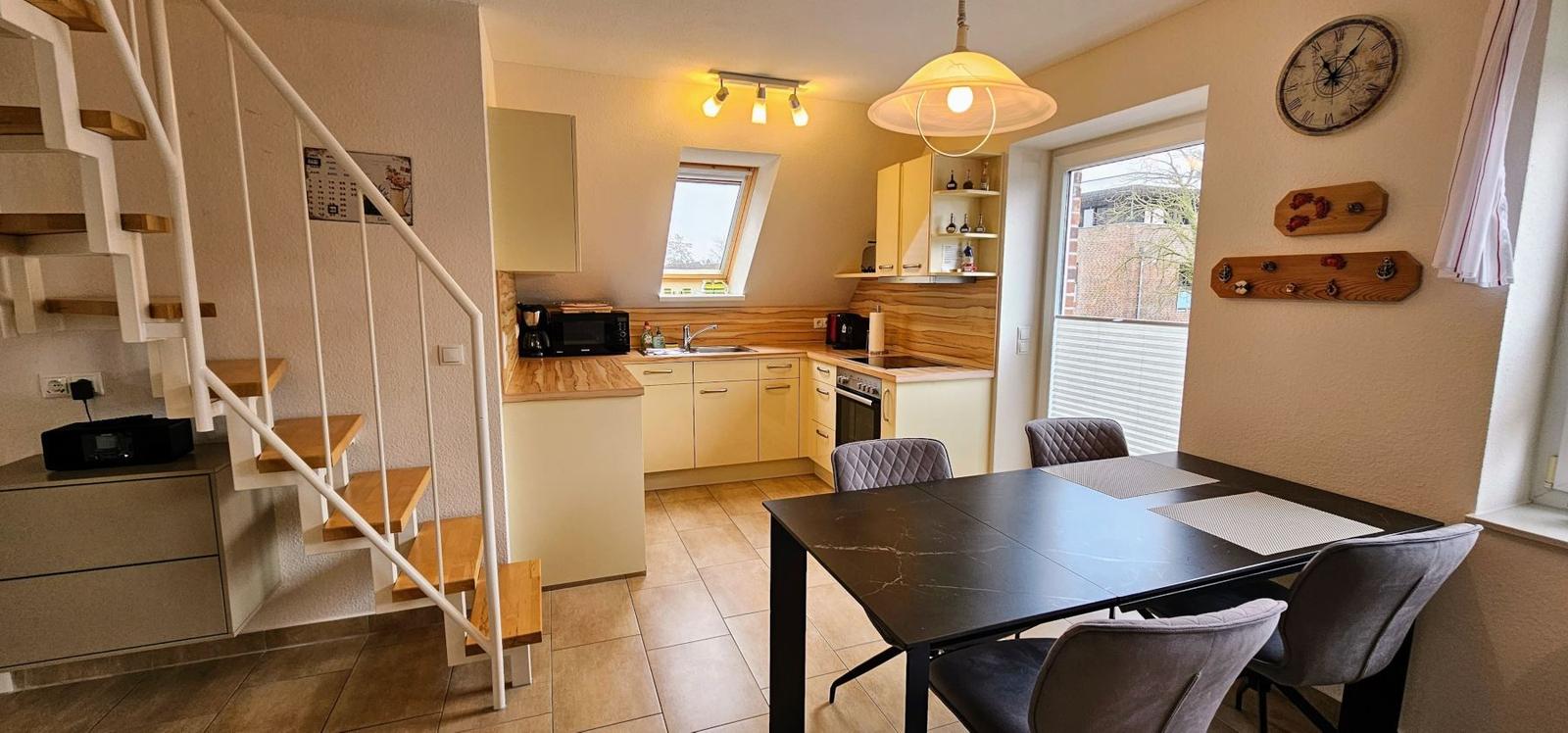 Küche mit Essbereich, Treppe und Fenster
