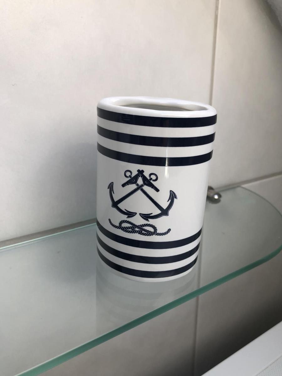 Nautischer Zahnbürstenhalter mit Ankern und Streifen auf Glasregal