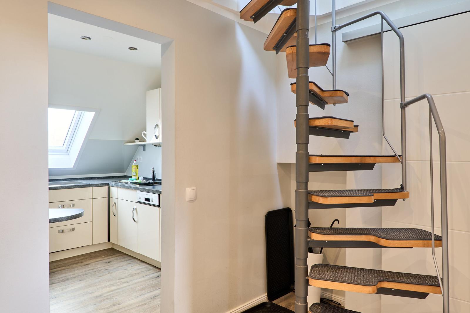 Haus mit Wendeltreppe und Küche im Obergeschoss