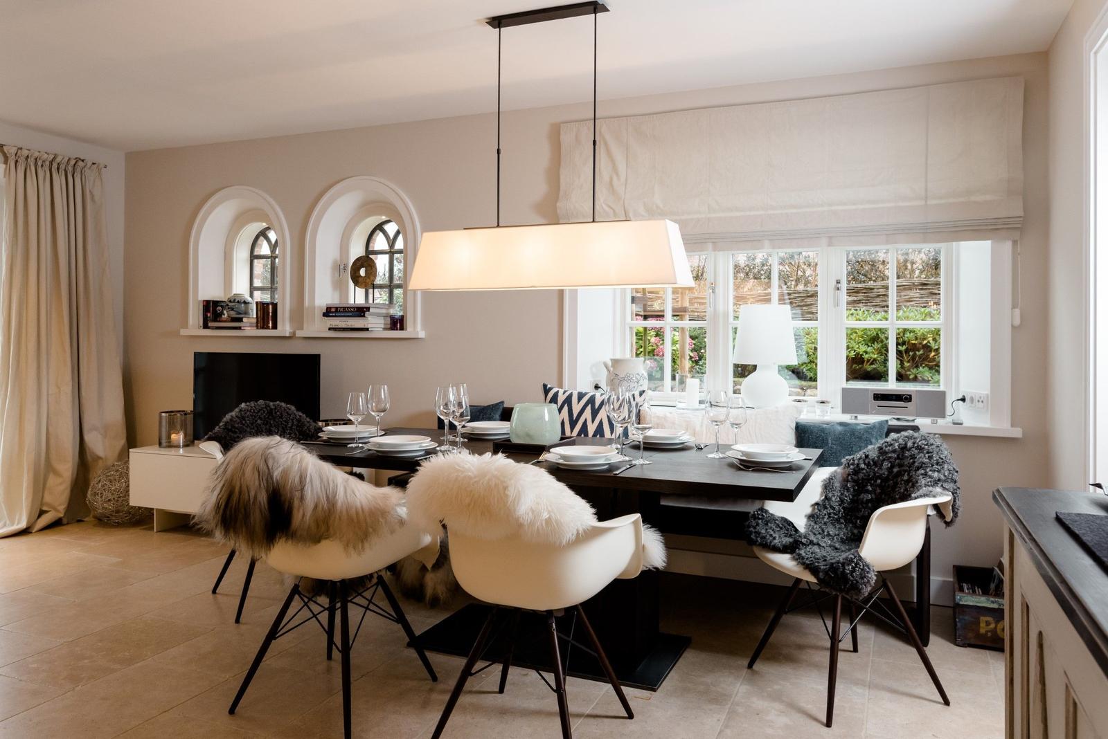 Esszimmer mit Esstisch, Stühlen und Fensterblick