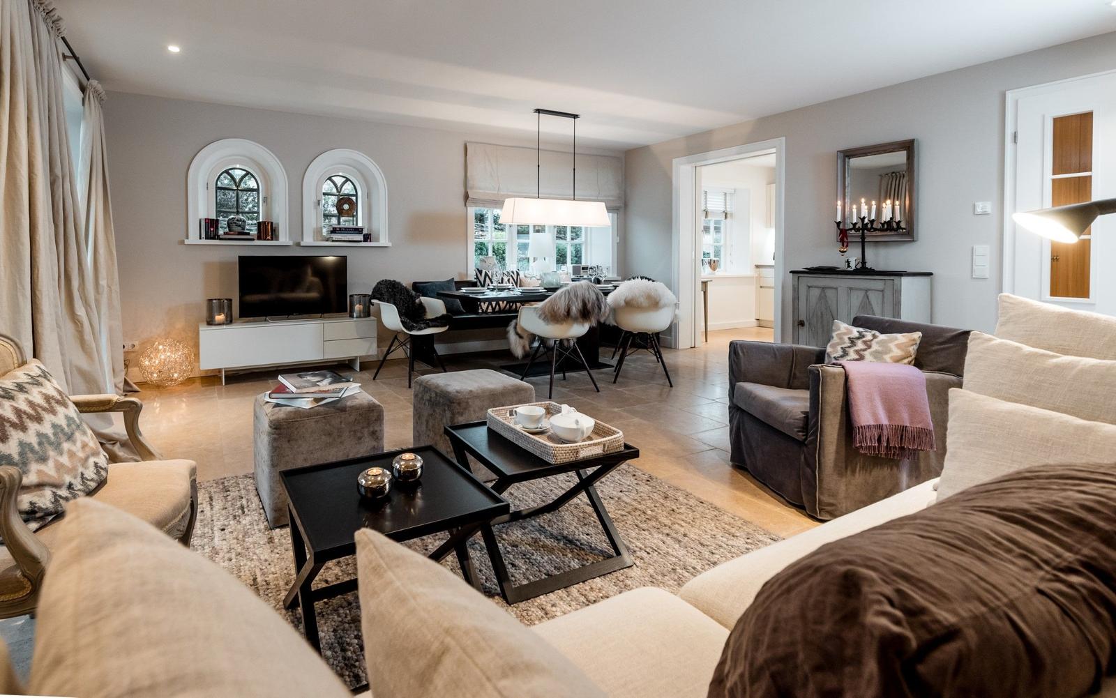 Wohnzimmer mit Essbereich, Sofa, Couchtisch und Fernseher