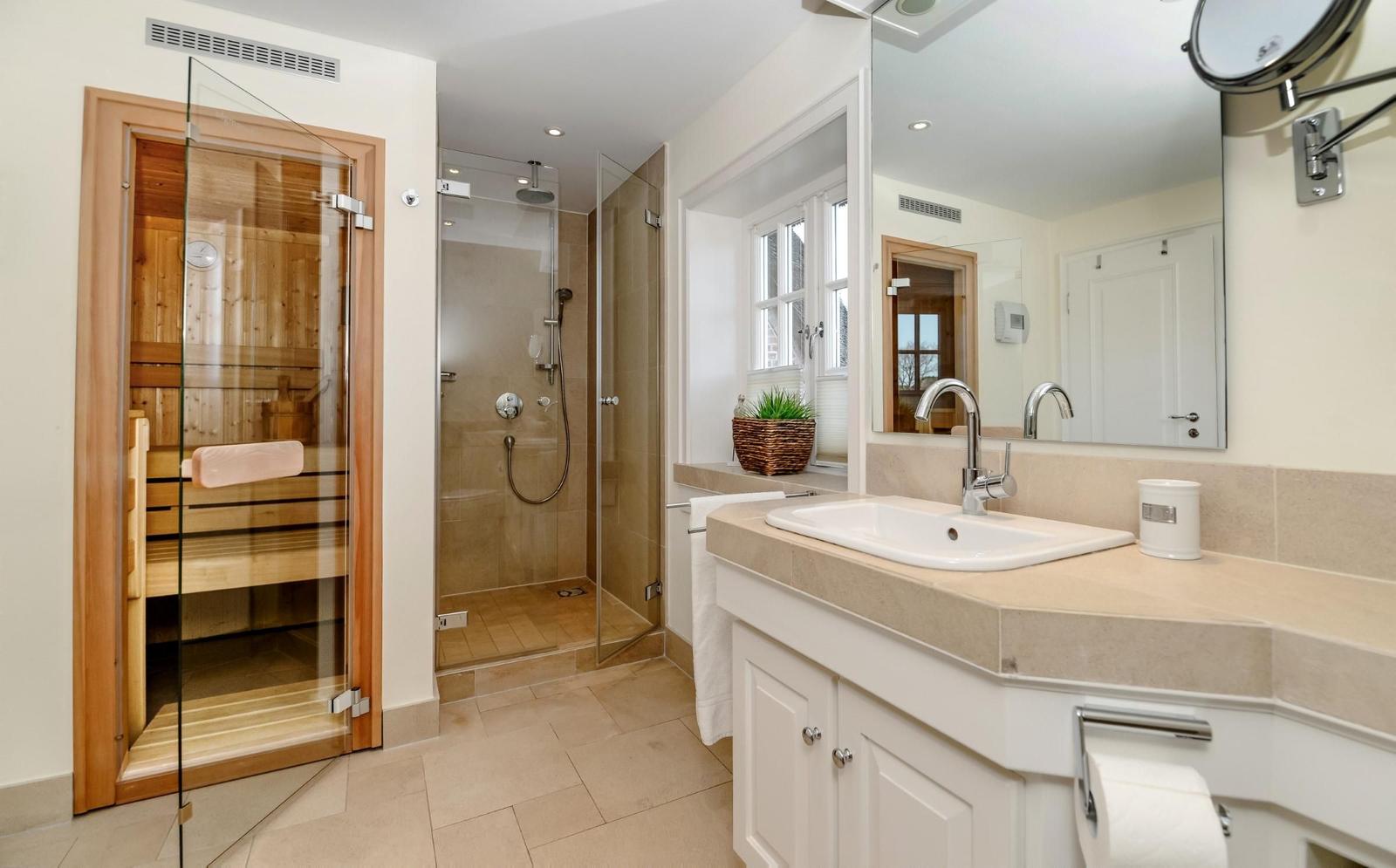 Bad mit Dusche, Sauna und Waschbecken mit Spiegel