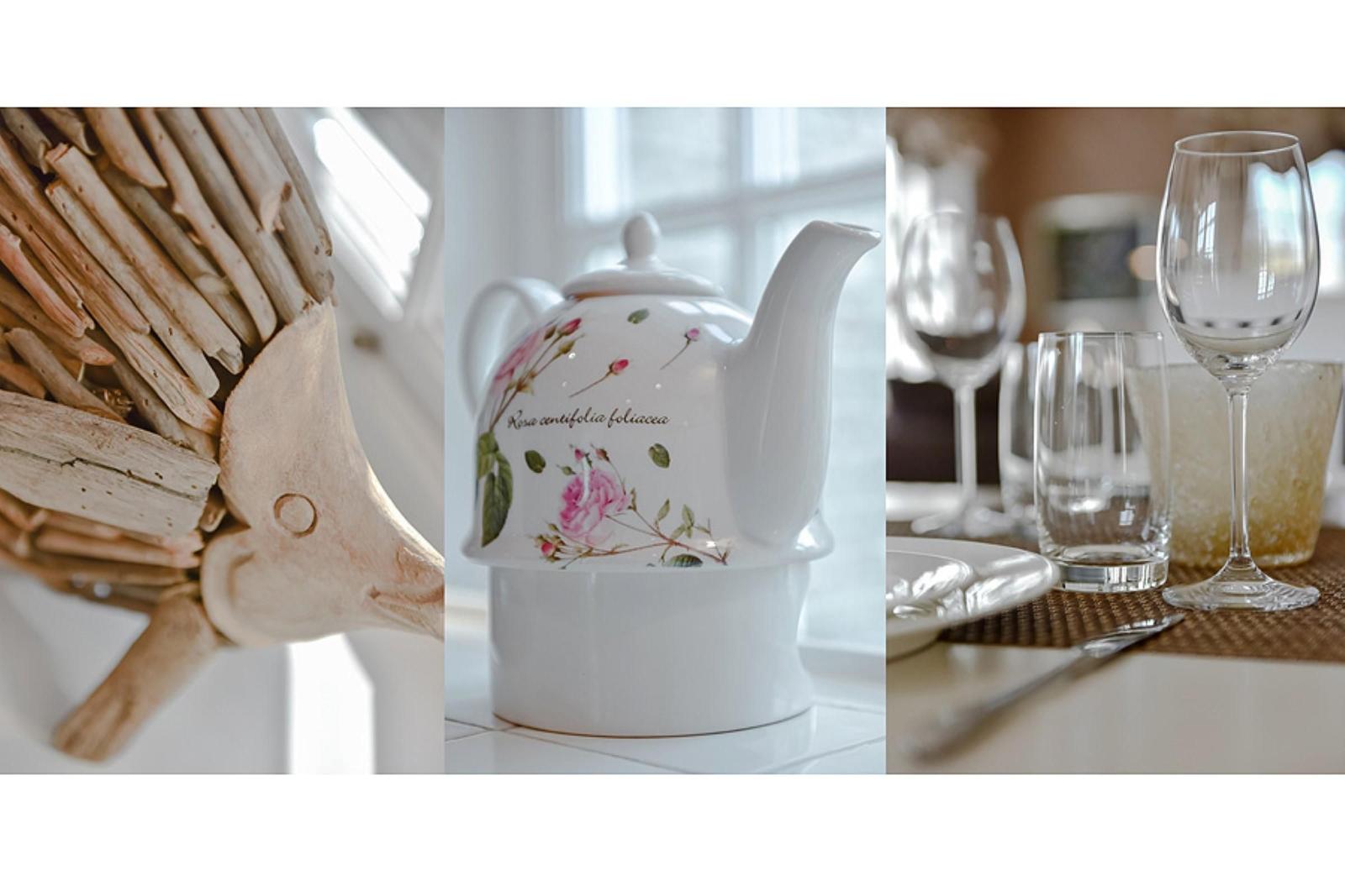 Haus mit Teekanne, Tisch und Gläsern