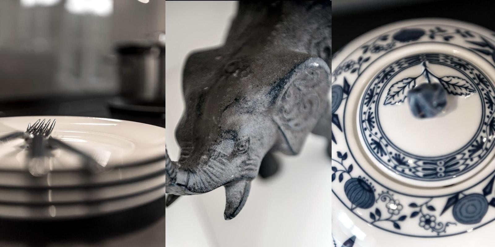 Teller mit Gabel, Elefantenfigur und blau-weißes Porzellan