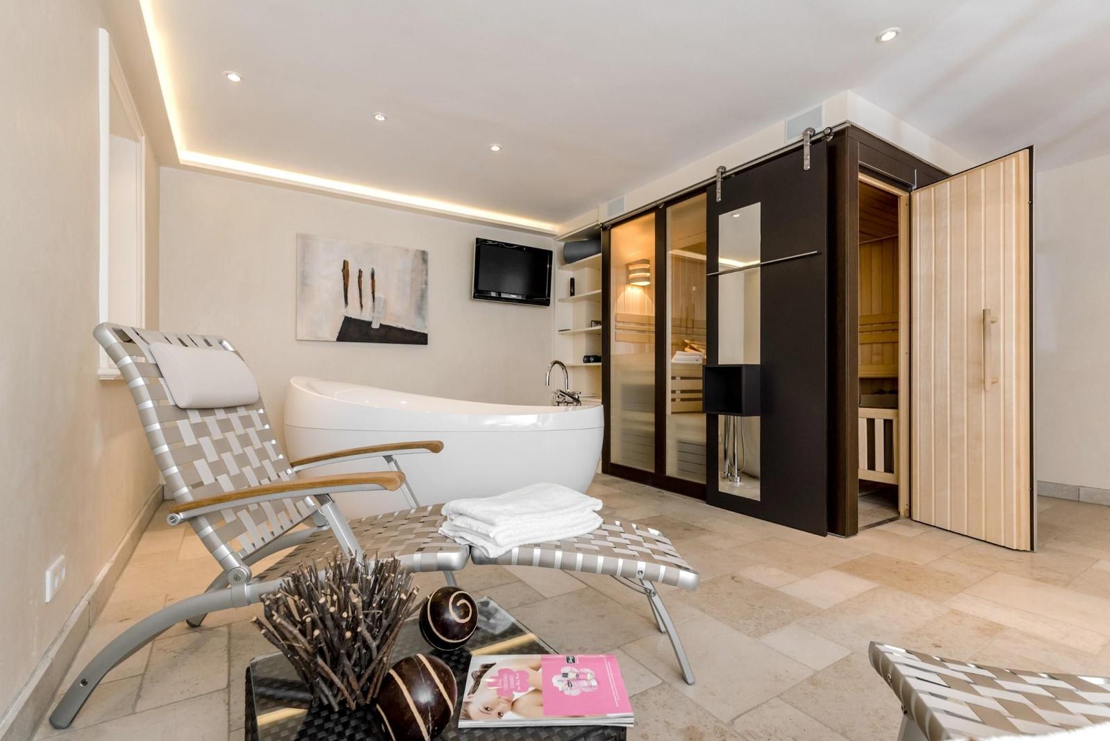 Wohnbereich mit Whirlpool, Sauna und Liege