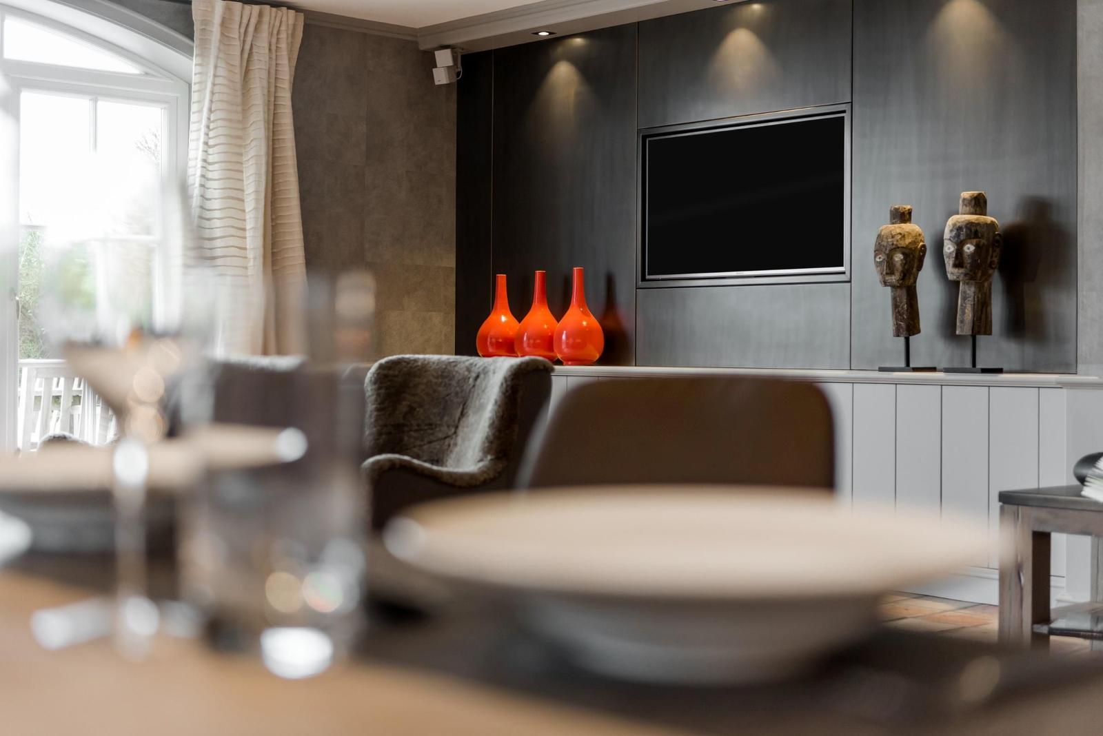 Essbereich mit Fernseher und Dekorationsgegenständen an der Wand
