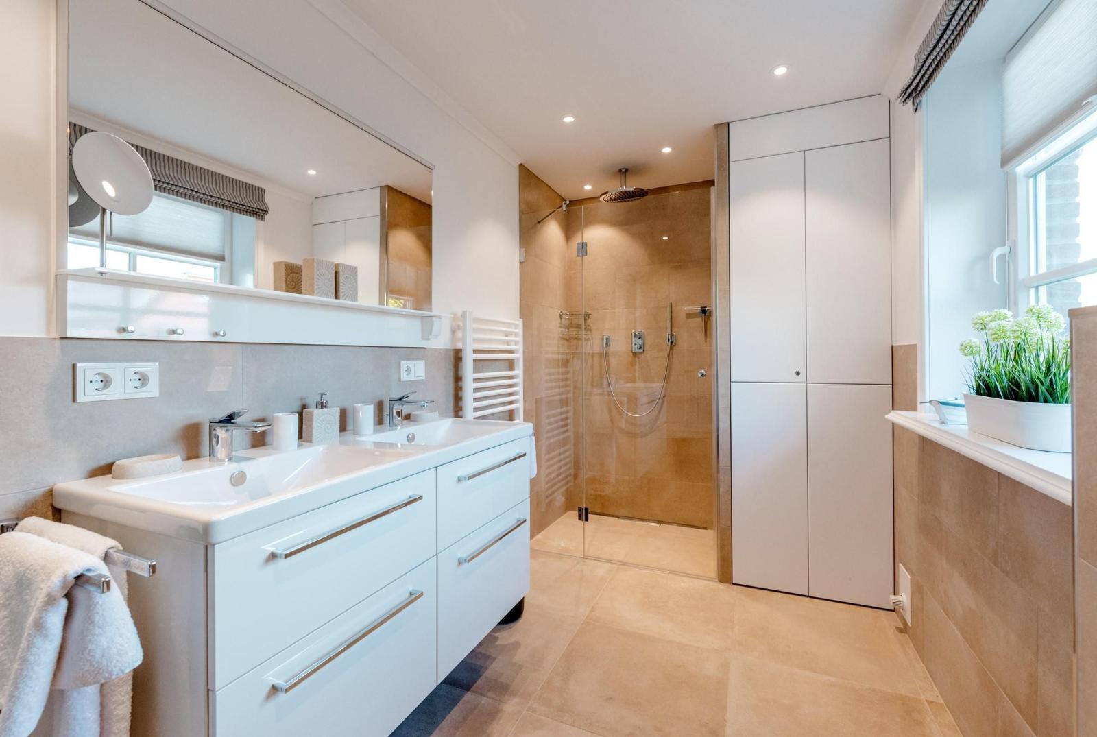 Bad mit Dusche, Waschbecken und Fenster