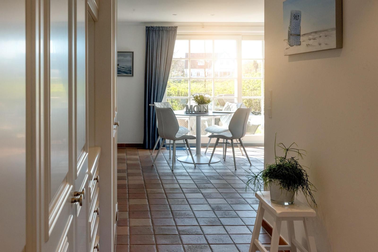 Durchgang mit Essbereich, Tisch, Stühle und Fensterblick