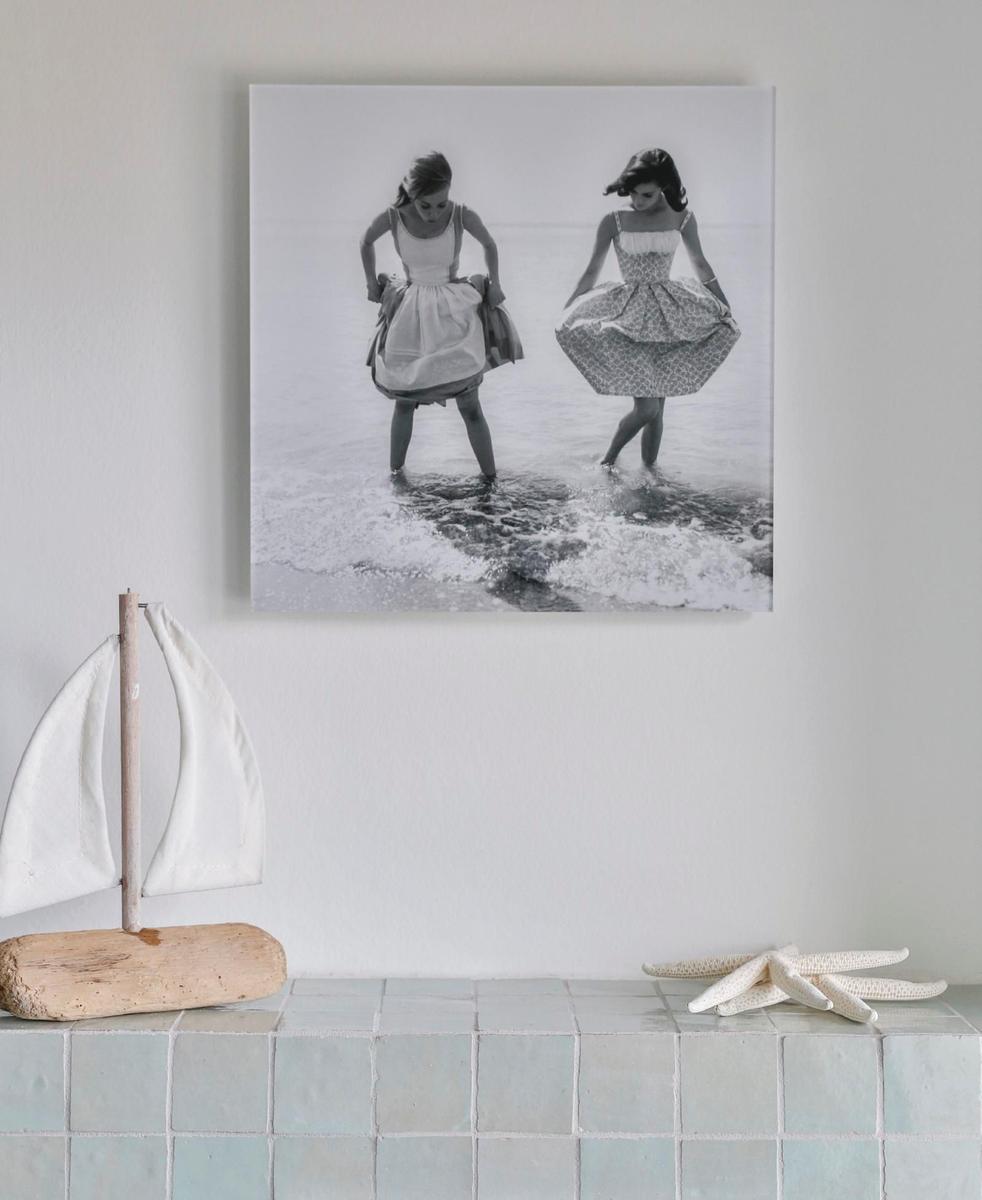Wandbild mit zwei Frauen am Strand, Modellboot und Seestern auf Fliesenwand