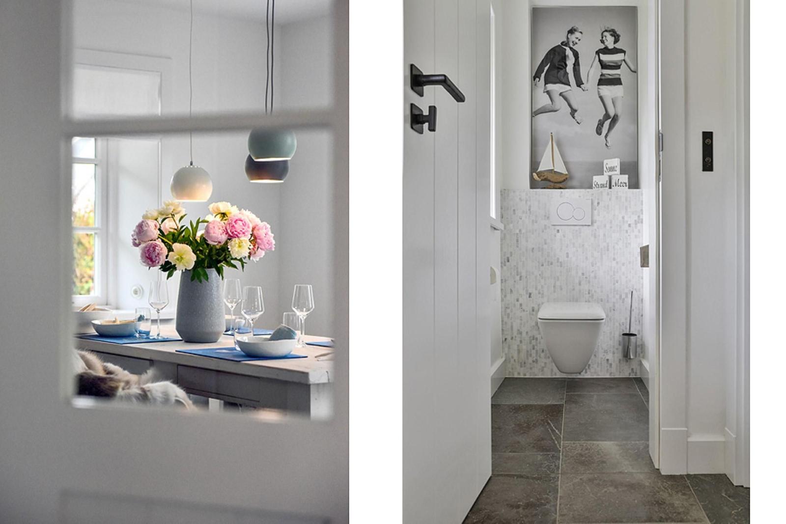 Essbereich mit Blumen und Toilettenraum mit Mosaikwand