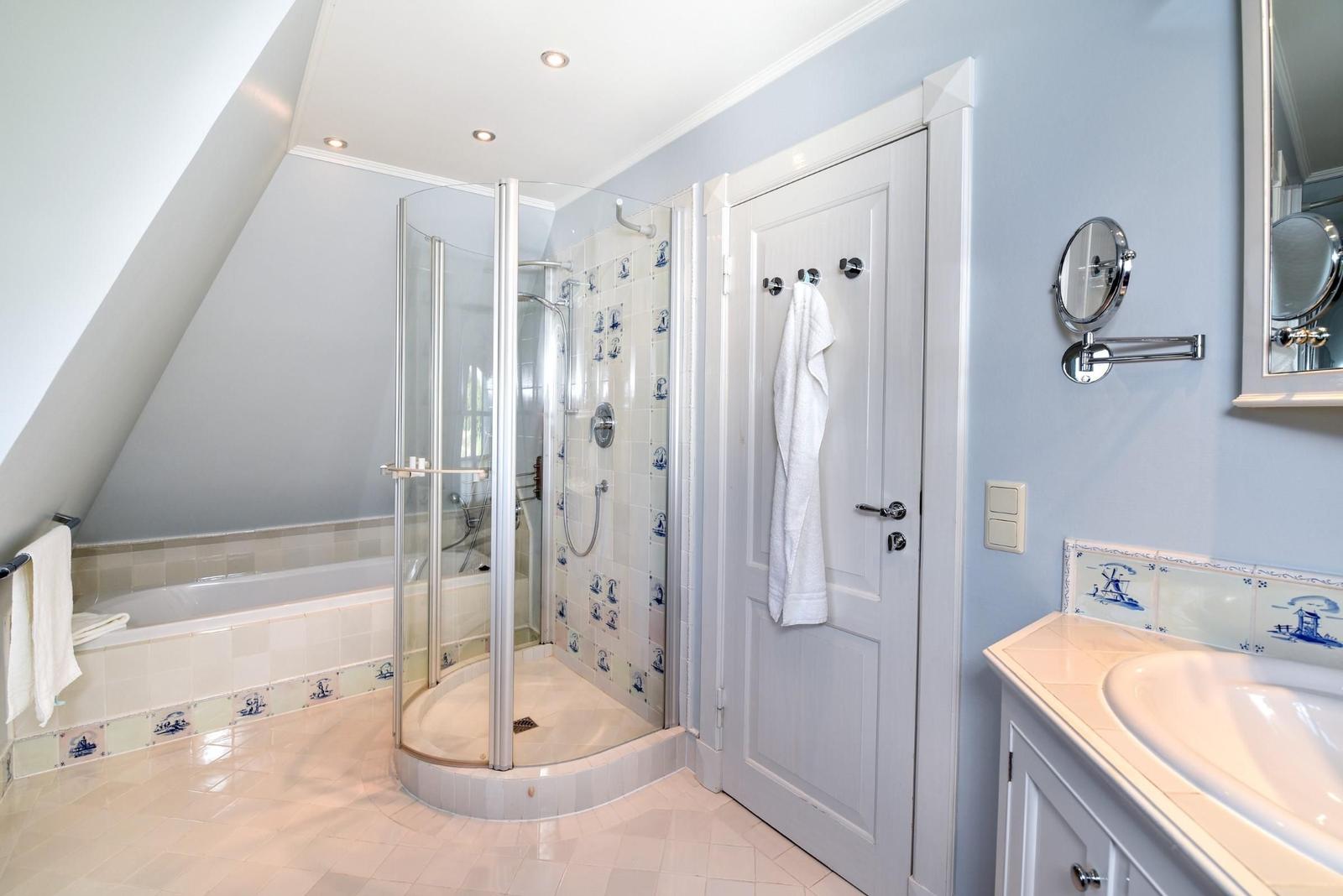 Badezimmer mit Dusche, Badewanne und Waschbecken.