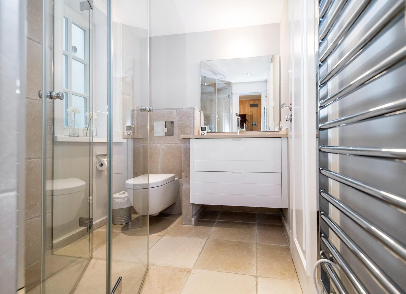 Badezimmer mit Dusche, Toilette und Waschbecken