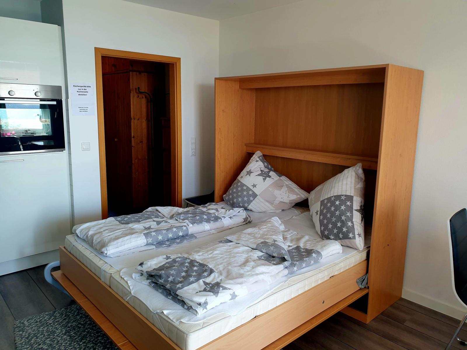 Wohn-/Schlafzimmer mit Schrankbett