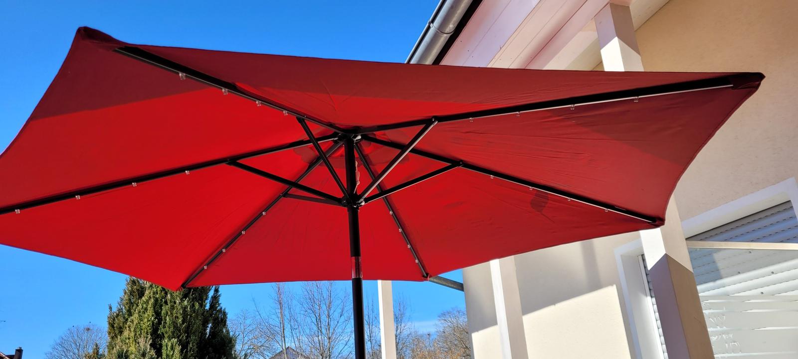 Balkon mit großem Sonnenschirm