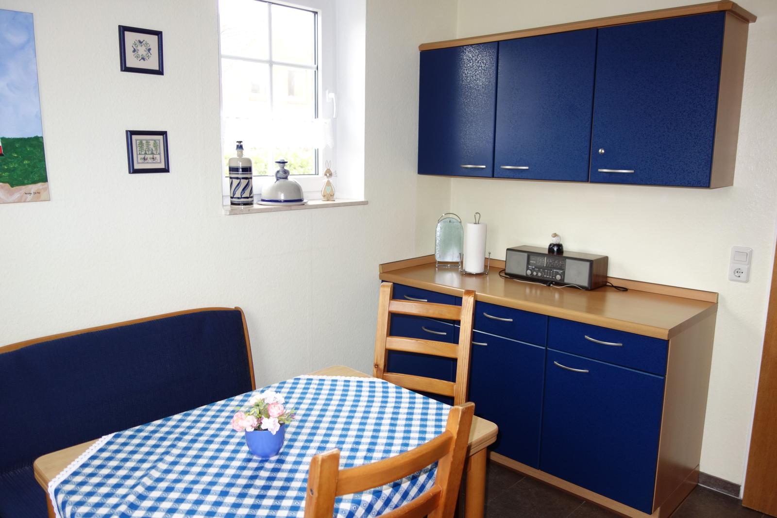 Küchenzeile rechts mit Geschirrschränken und was man sonst  in der Küche braucht