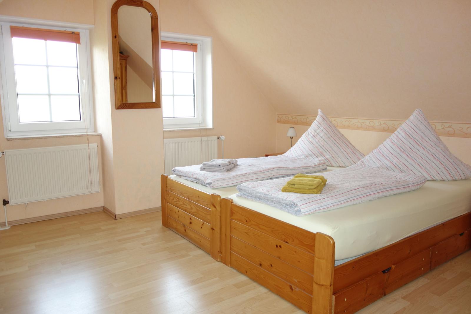 Doppelschlafzimmer oben rechts mit Fenstern zum Deich