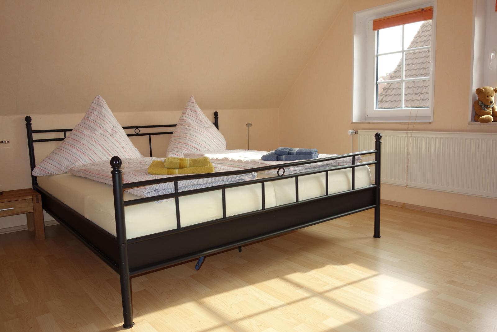 unser Doppelschlafzimmer in der ersten Etage oben links