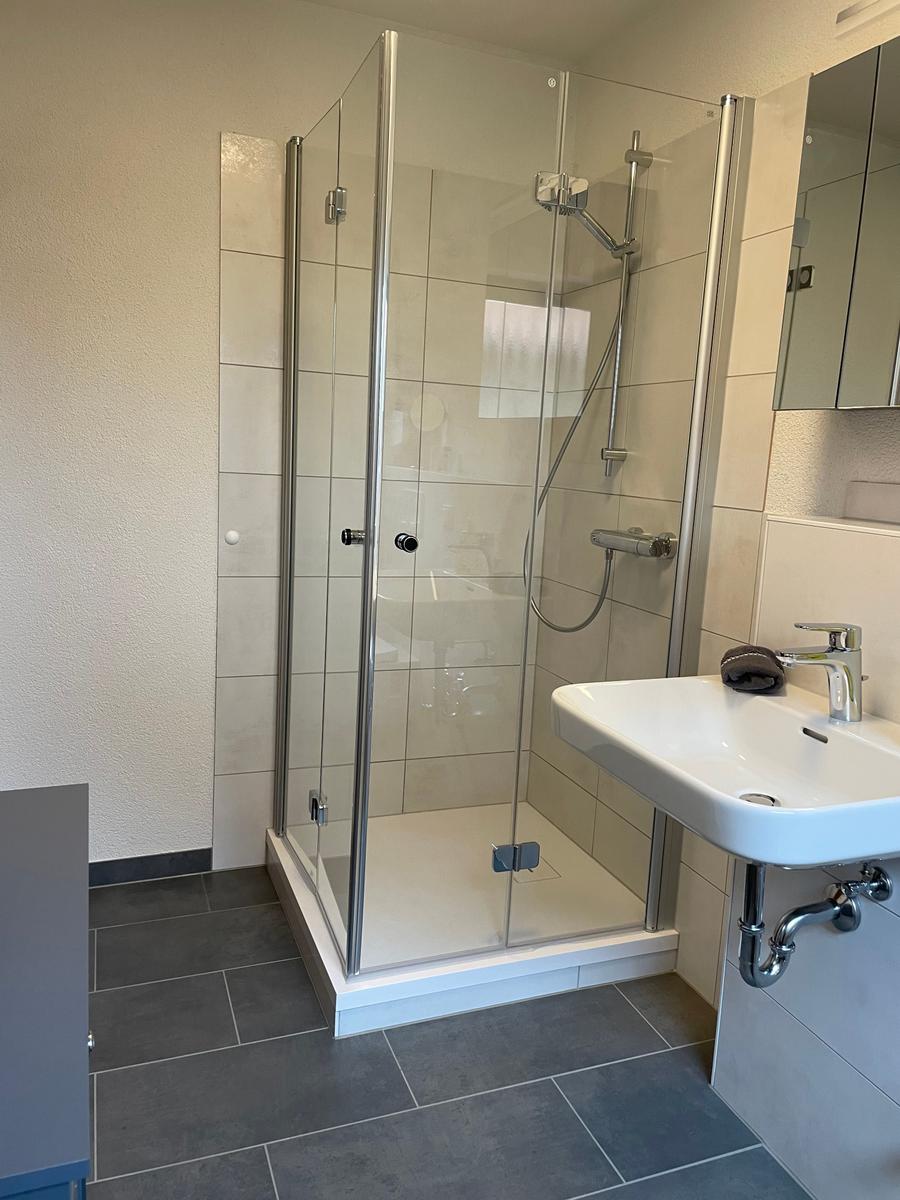 Dusche mit niedrigem Einstieg