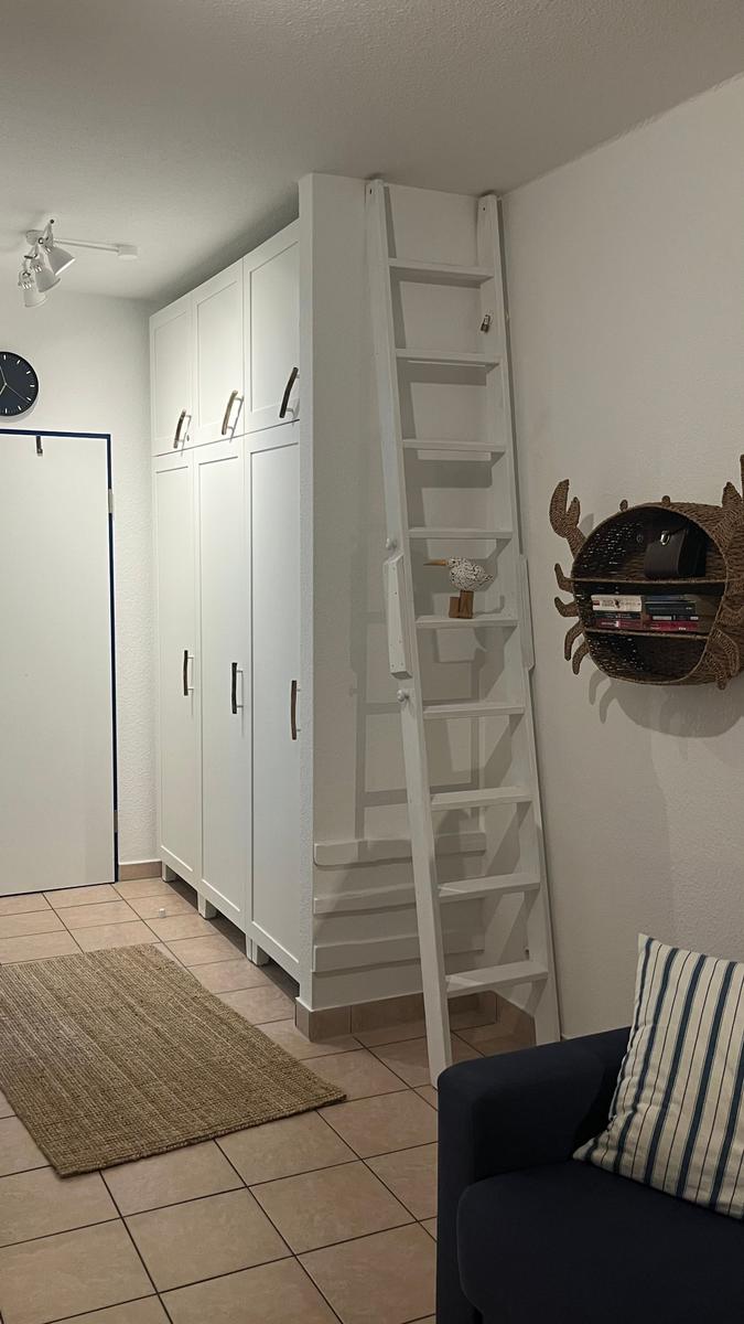 Schrank und Leitergarderobe