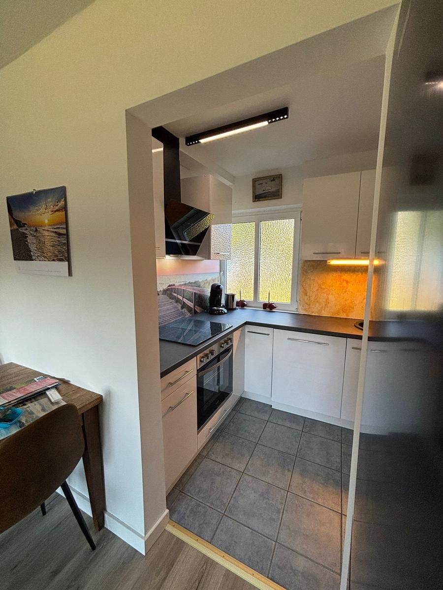 Offene Wohnküche mit renoviertem Wohn-, Essbereich.