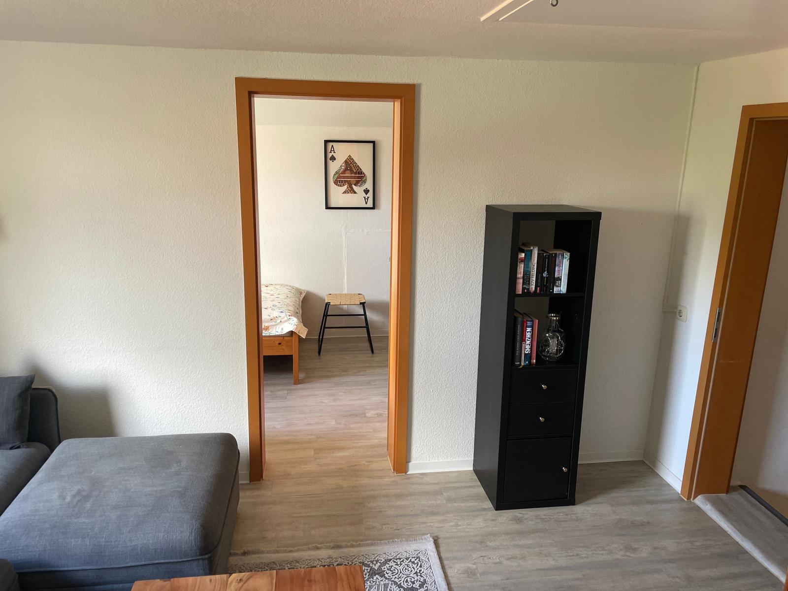 Wohnzimmer mit Zugang zum Kinderschlafzimmer