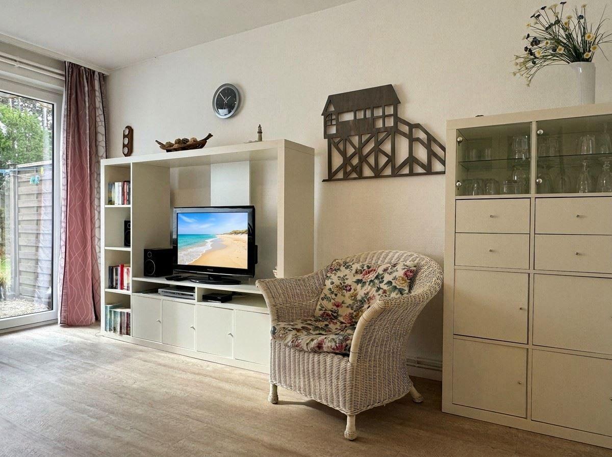 TV-Schrank mit Blick zum Garten...
