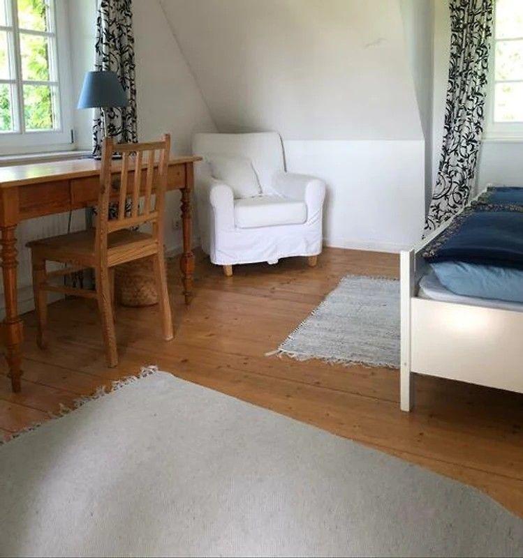 Schlafzimmer mit Doppelbett und Weitsicht über die Ostsee bis nach Dänemark