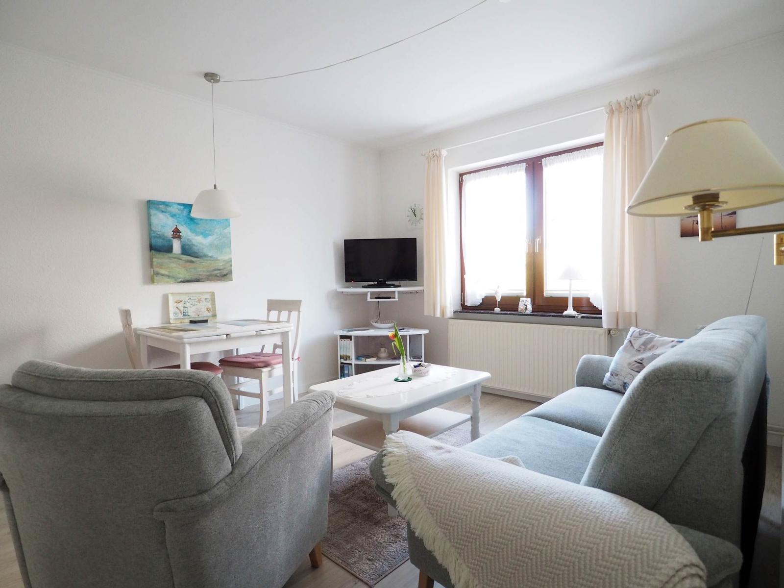 Wohnzimmer mit Essecke, Sitzecke und Küchenzeile