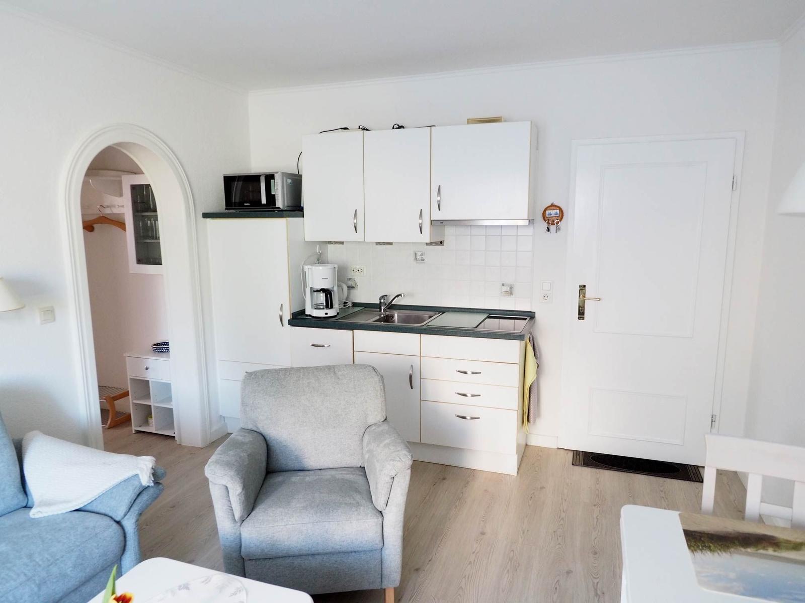 Wohnzimmer mit Essecke, Sitzecke und Küchenzeile