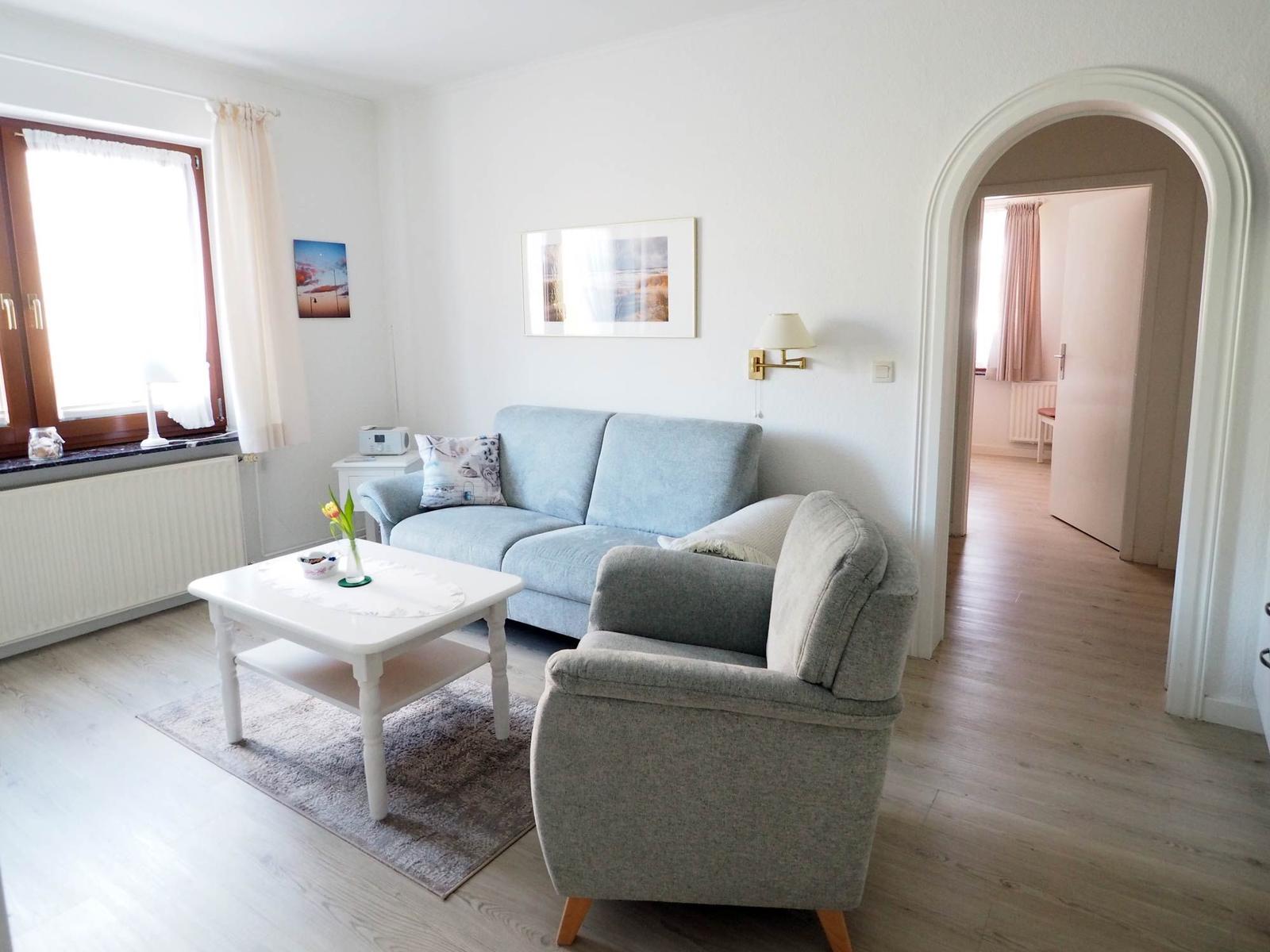 Wohnzimmer mit Essecke, Sitzecke und Küchenzeile
