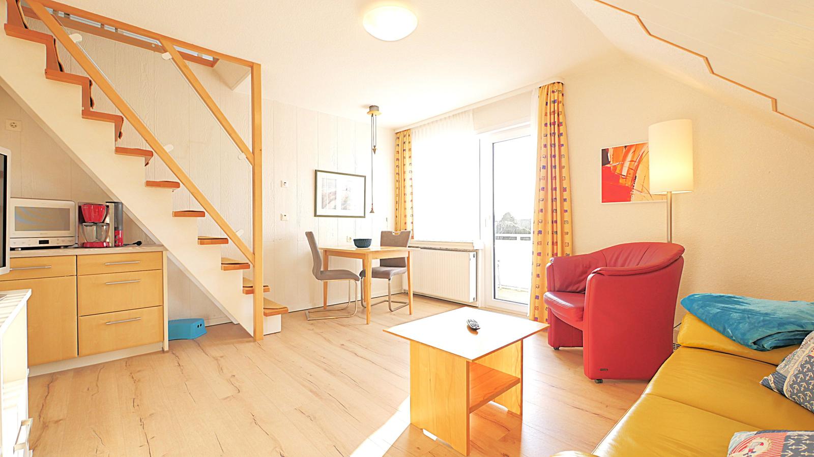 Wohnzimmer mit Blick zum Westbalkon