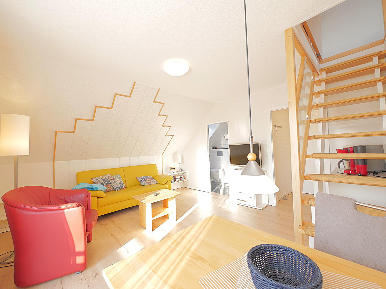 elektrisch zuziehbare Tür zum Schlafraum