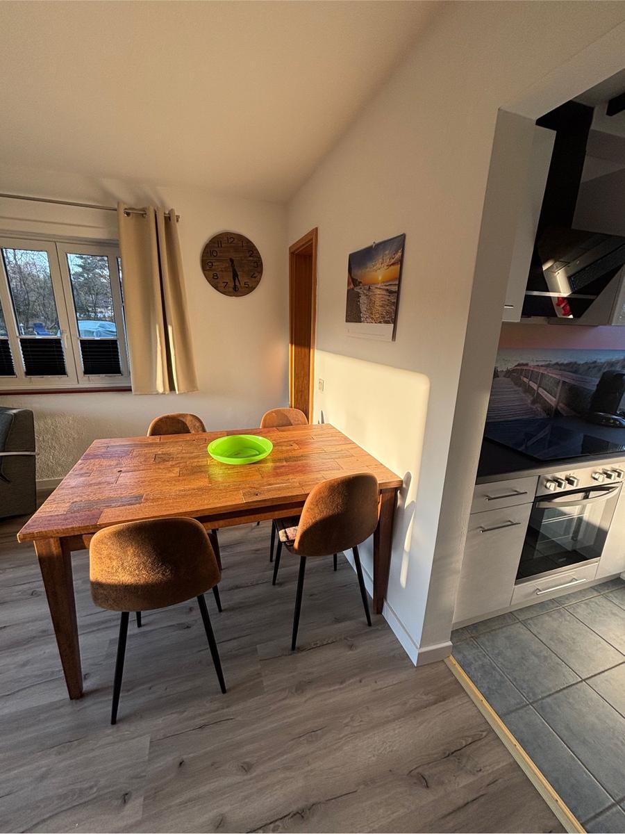 Gemütlicher Esstisch mit Platz für 4 Personen und herrlichem Ausblick zu unserem Naturschutzgebiet auf der nördlichen Grundstücksseite.