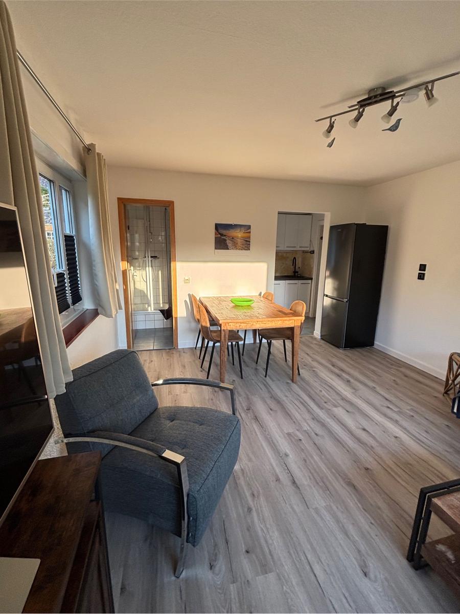 Am Wohn-, Esszimmer schließt sich die offene Küche und das Bad mit Dusche/WC an .