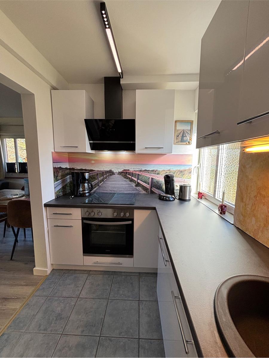 Küche wurde 2026 komplett renoviert. Moderner Dunstabzug mit Abluftsystem nach außen.