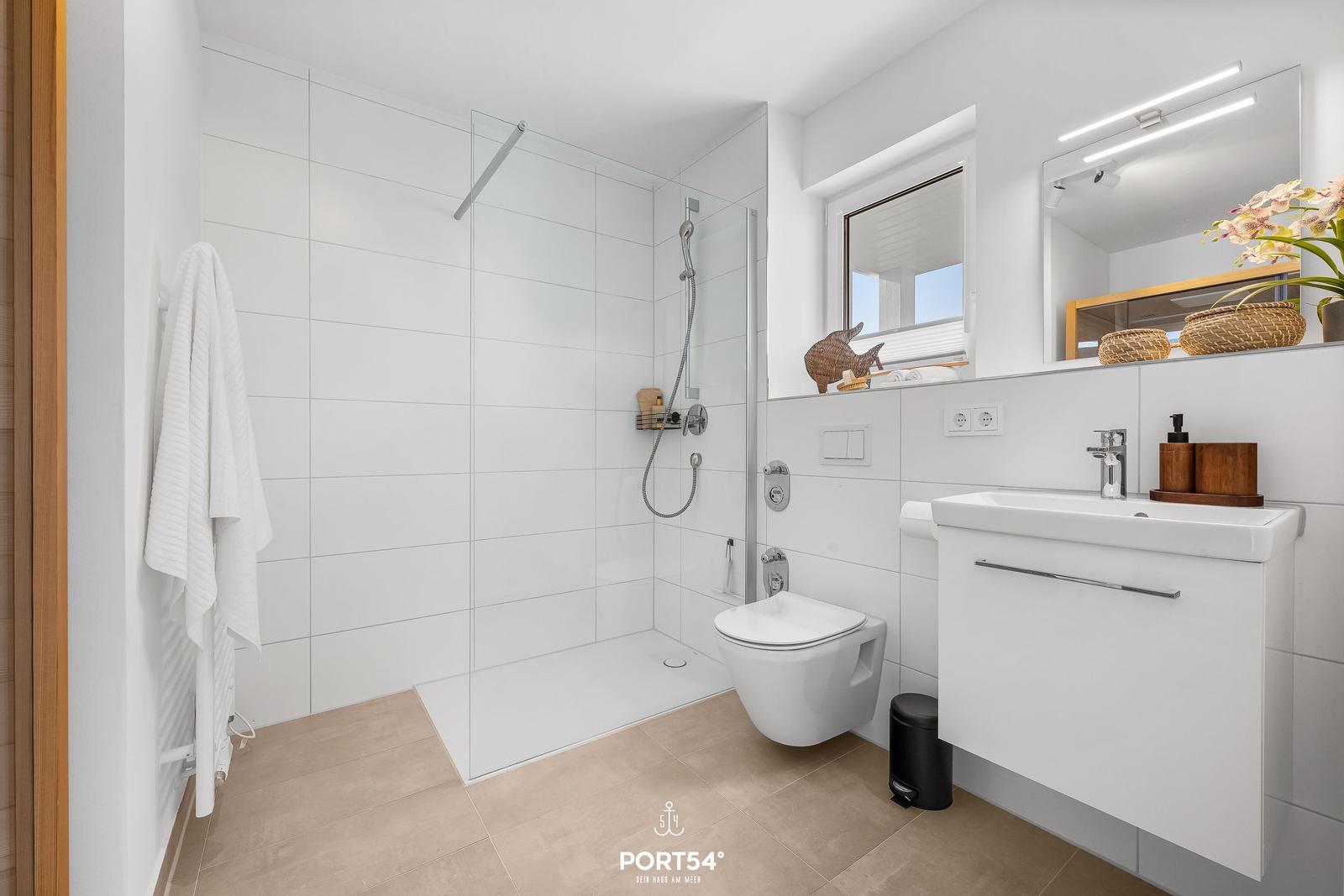 Badezimmer mit Dusche, Toilette und Waschbecken