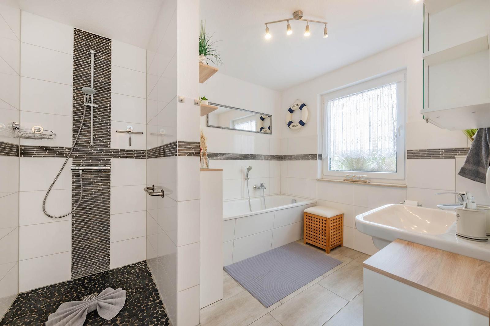 Badezimmer mit Dusche, Badewanne und Waschbecken