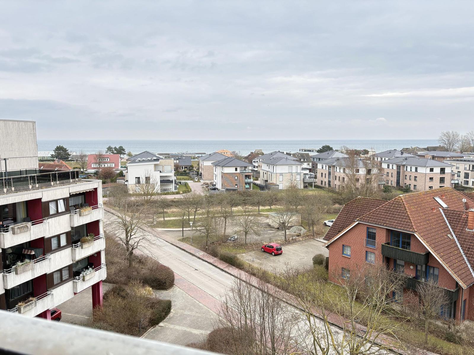 Blick auf Wohngebiet mit Meer im Hintergrund