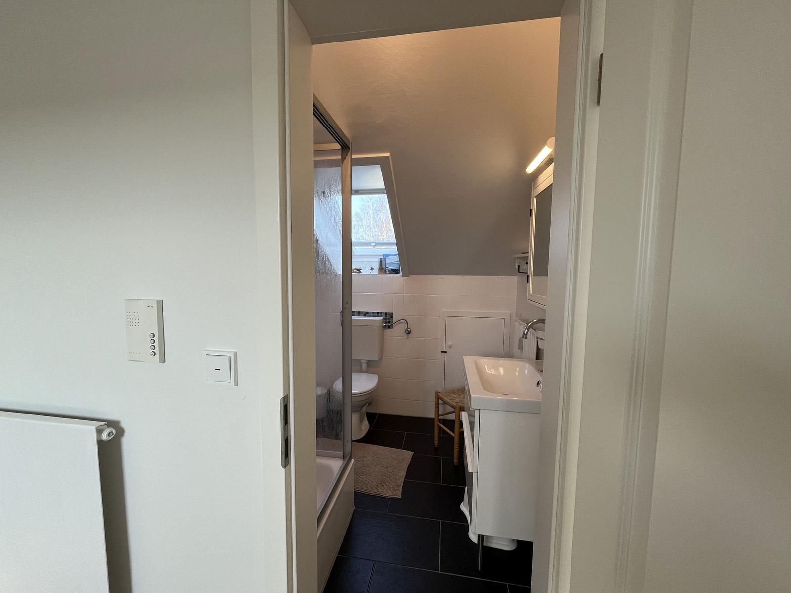 Badezimmer mit Dusche, Toilette und Waschbecken