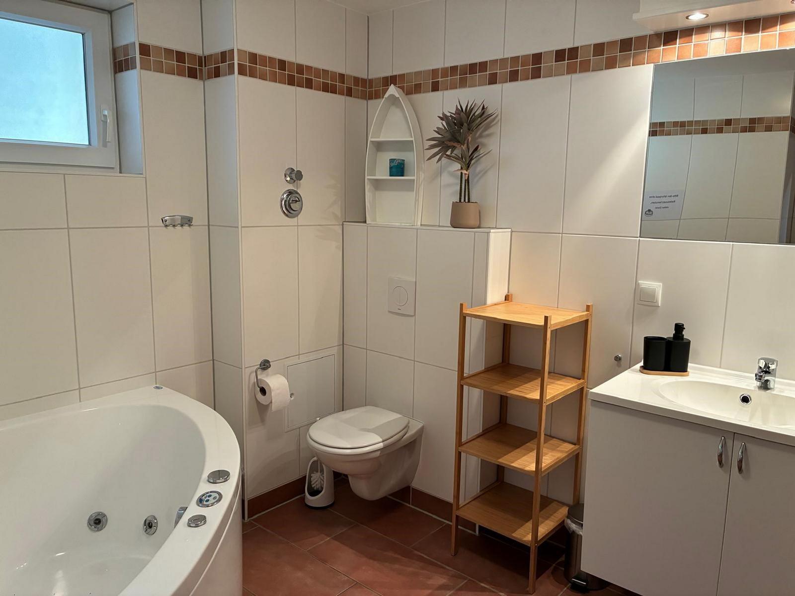 Badezimmer mit Badewanne, Toilette und Waschbecken