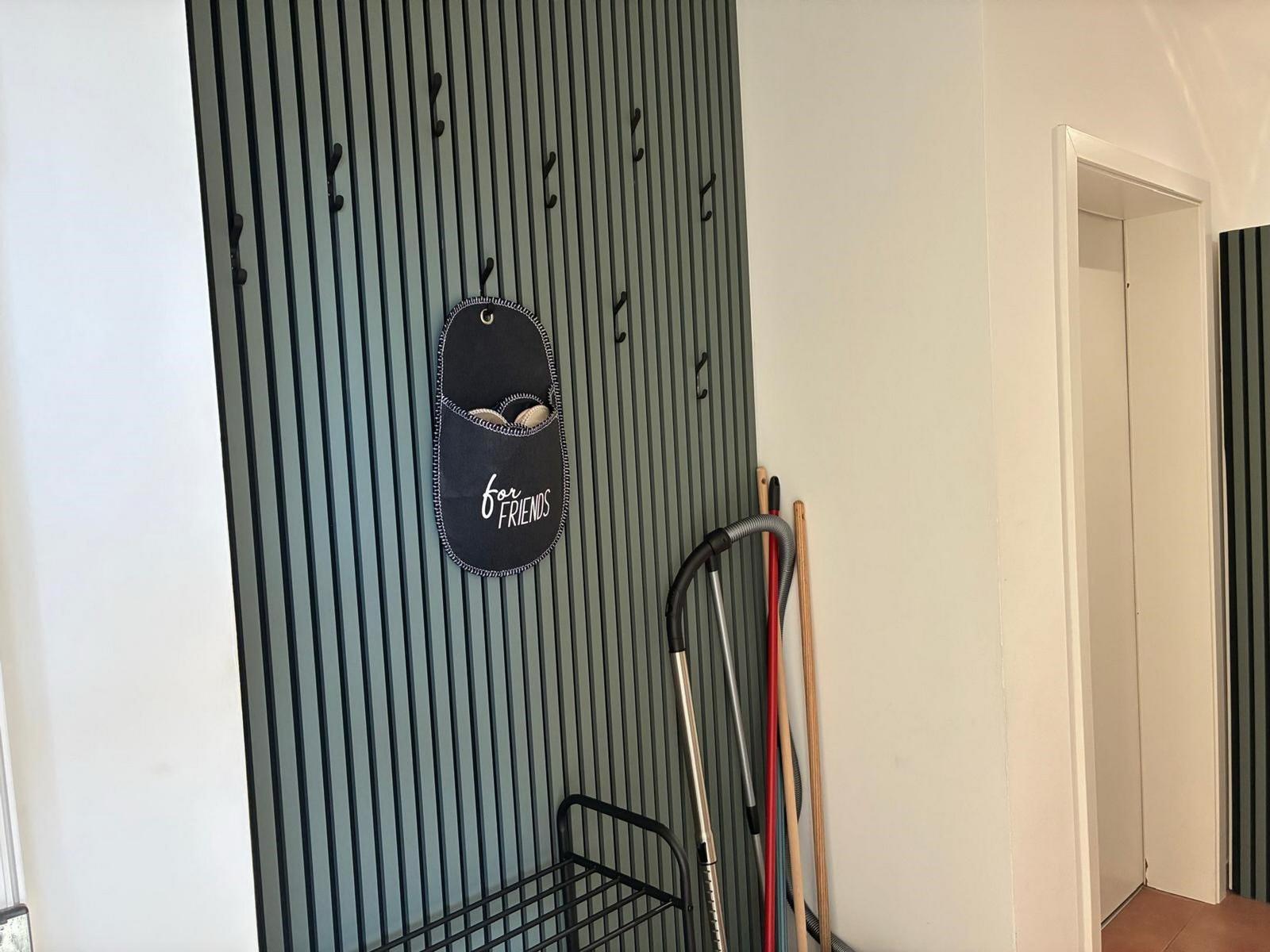 Hakenwand mit Schuhbeutel und Reinigungswerkzeugen