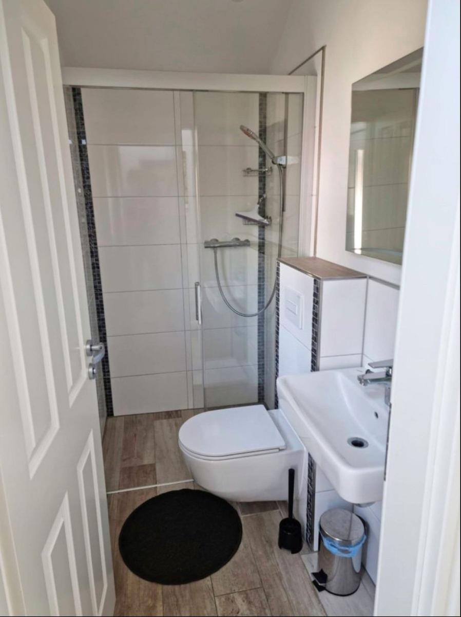 Badezimmer mit Dusche, WC und Waschbecken