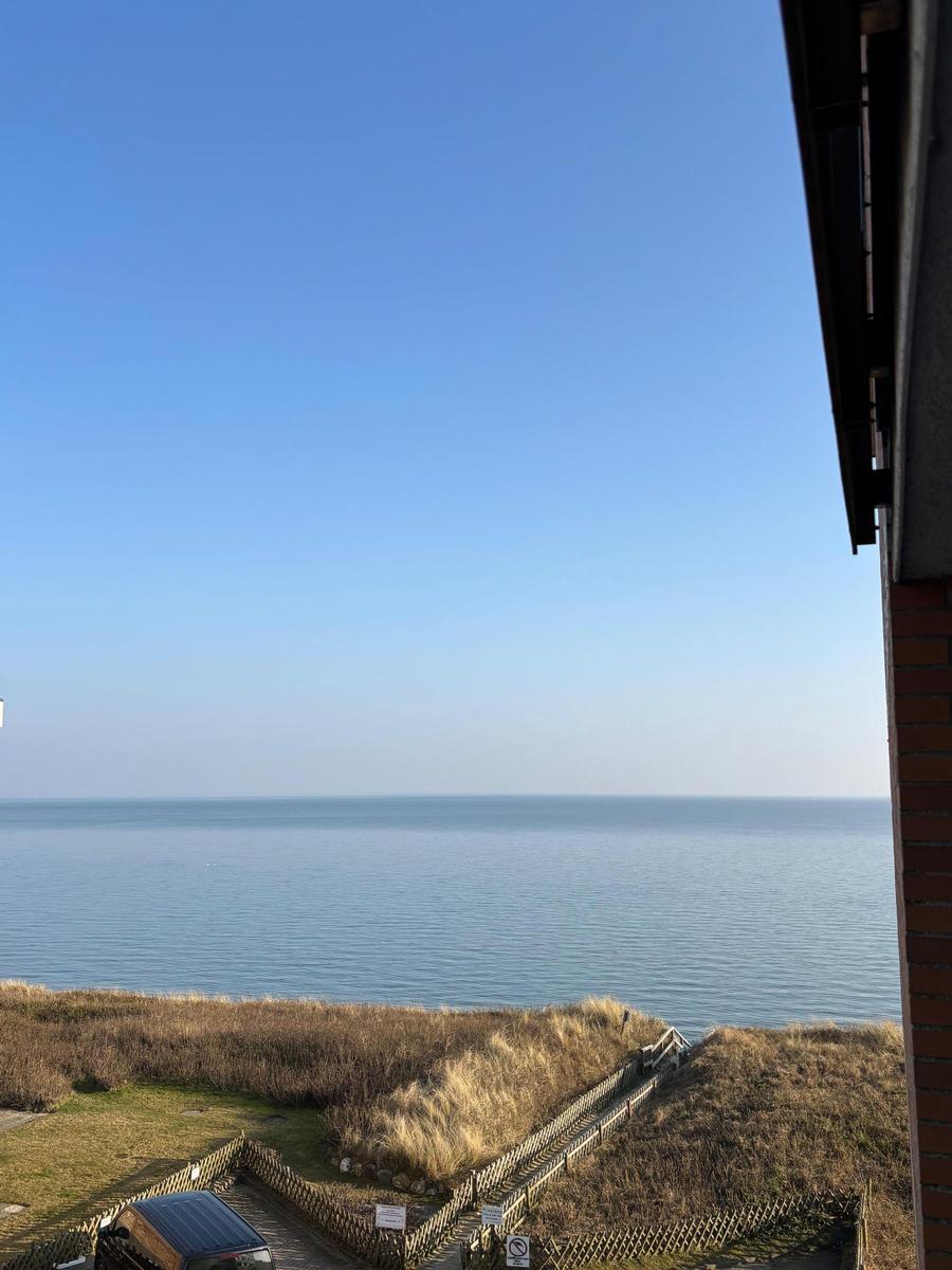 Meeresblick von der Terrasse mit Strand und Himmel