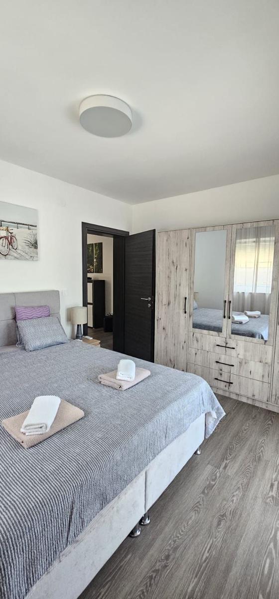 Schlafzimmer mit Bett, Kleiderschrank und Decken.
