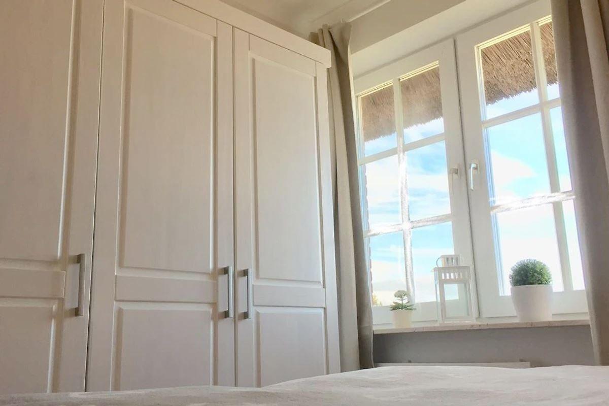 Schlafzimmer mit großem Kleiderschrank...