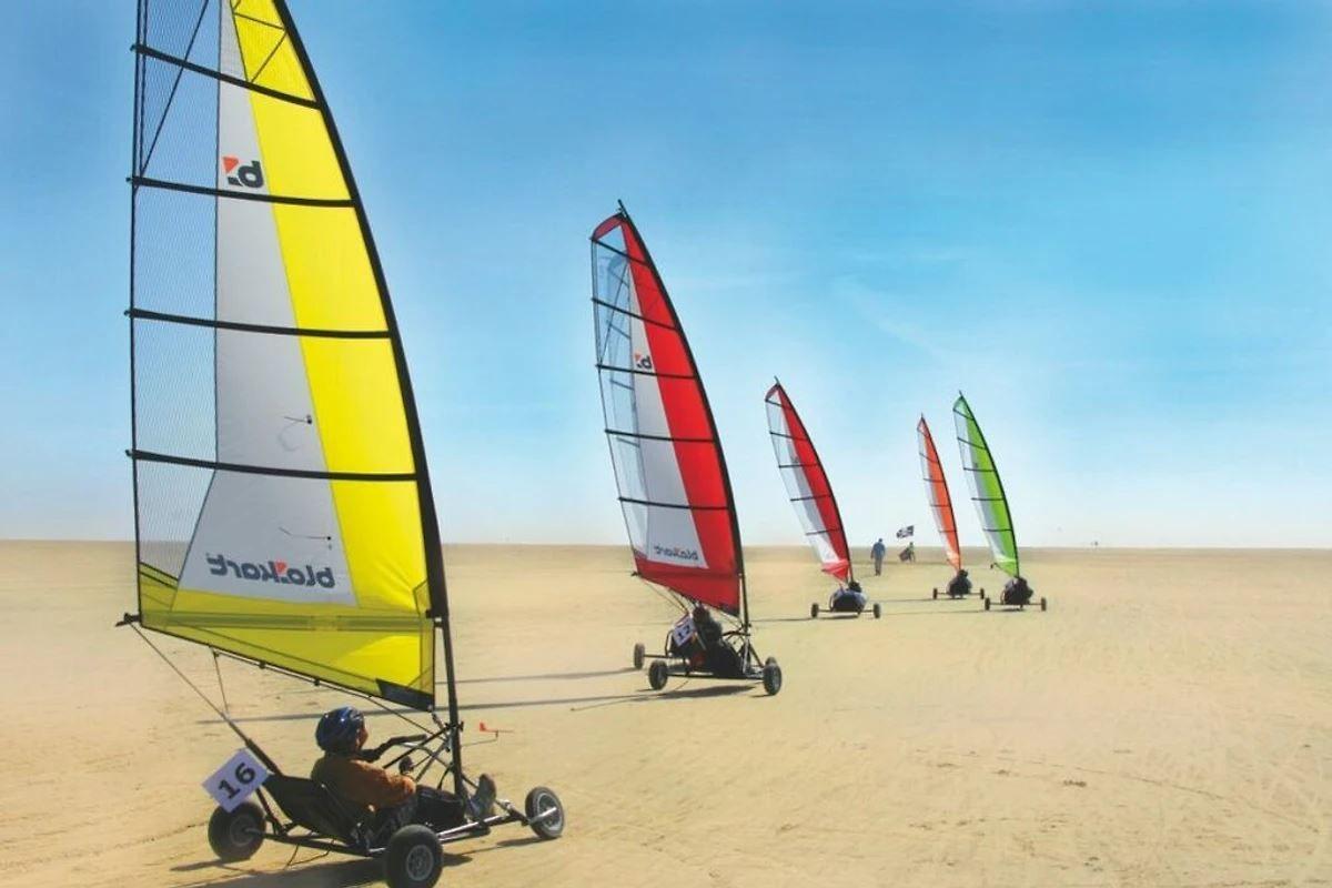 Sailbikes auf Sandstrand unter blauem Himmel