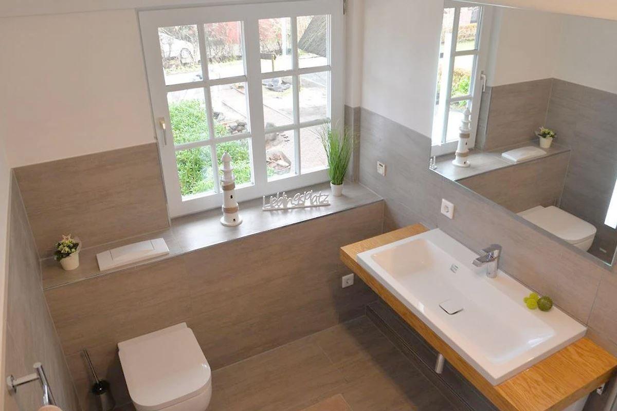 Badezimmer mit Fenster zum Innenhof...