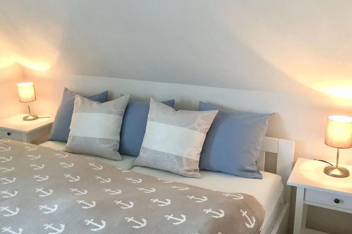Schlafzimmer mit Doppelbett...
